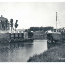 De Helsluis in de Hollandse Biesbosch, waar twee landwachters door het verzet in een hinderlaag werden gelokt in de nacht van 9 op 10 mei 1944. Het leidde tot de vergeldingsrazzia waarbij bijna 300 mensen werden opgepakt en afgevoerd.